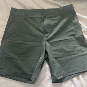 Rhone resort shorts olive green size 33